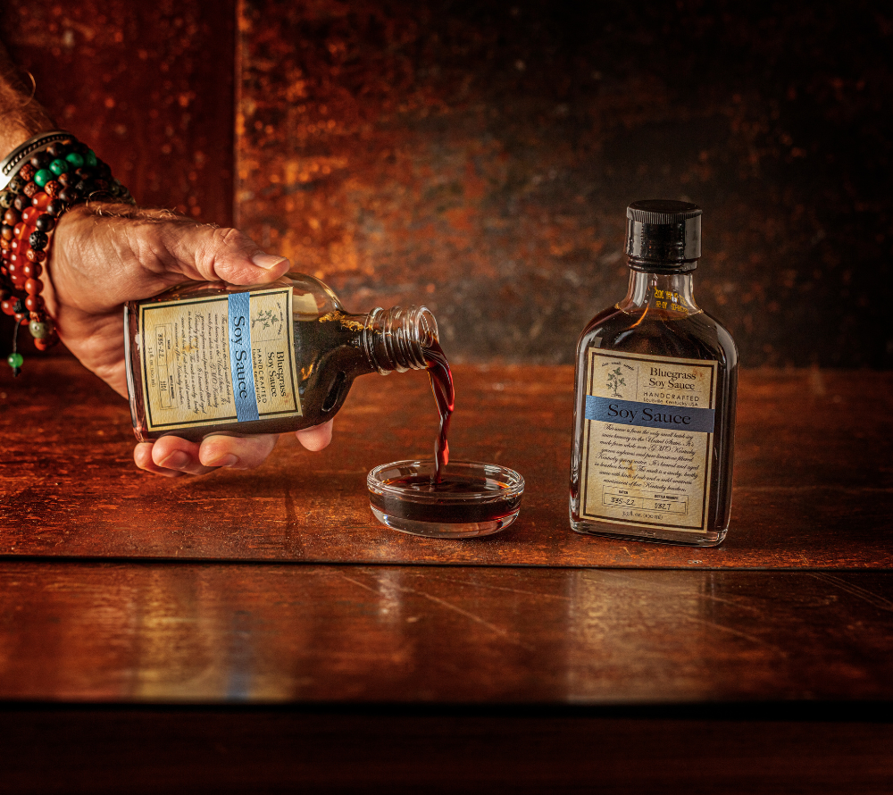 Bluegrass Soy Sauce von Bourbon Barrel Foods | Handgefertigte Sojasauce mit rauchigem Umami, gereift in Bourbonfässern | Vielseitig & vollmundig | Jetzt probieren!