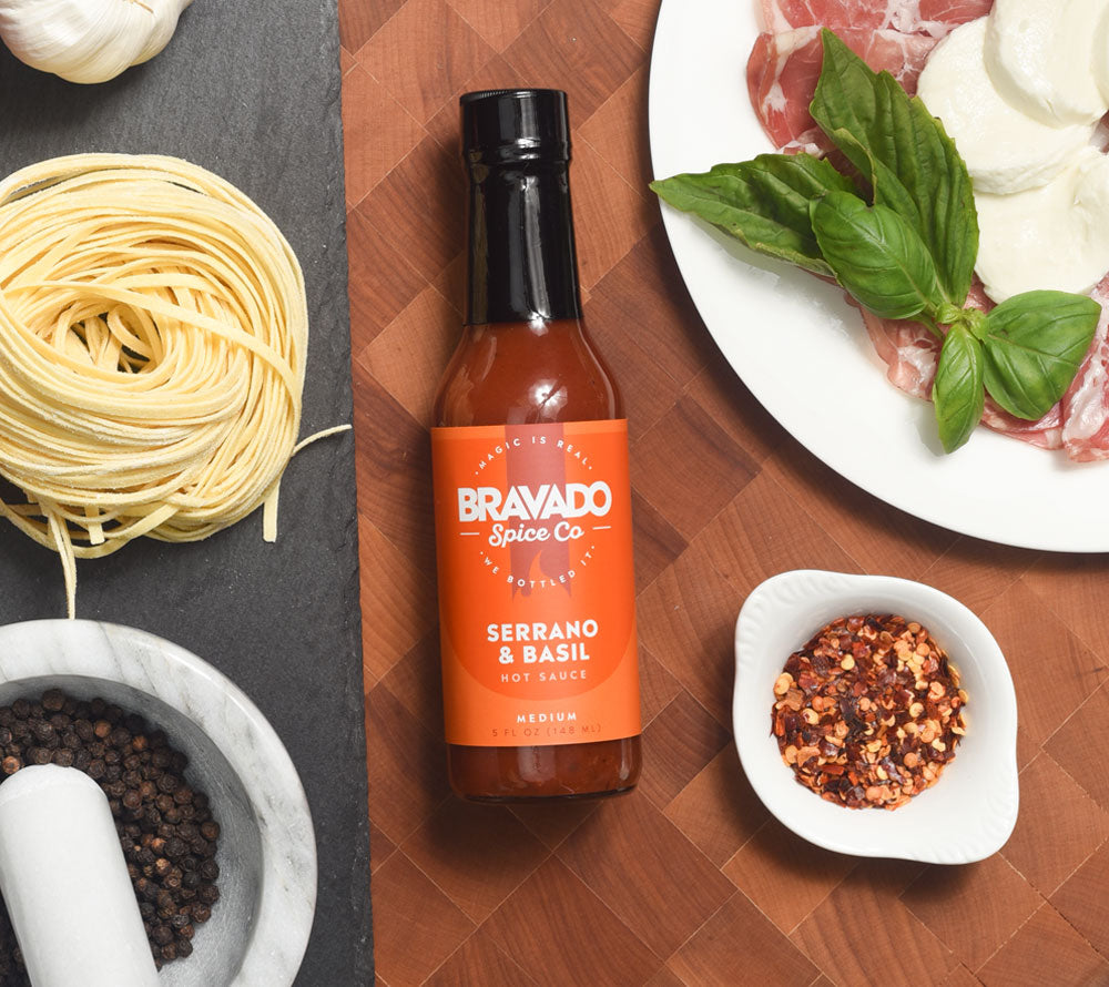 Serrano & Basil Hot Sauce von Bravado Spice Co kaufen | mild, aromatisch, vielseitig | Ideal als Pizza-Würze, Pasta-Soße, Tacos