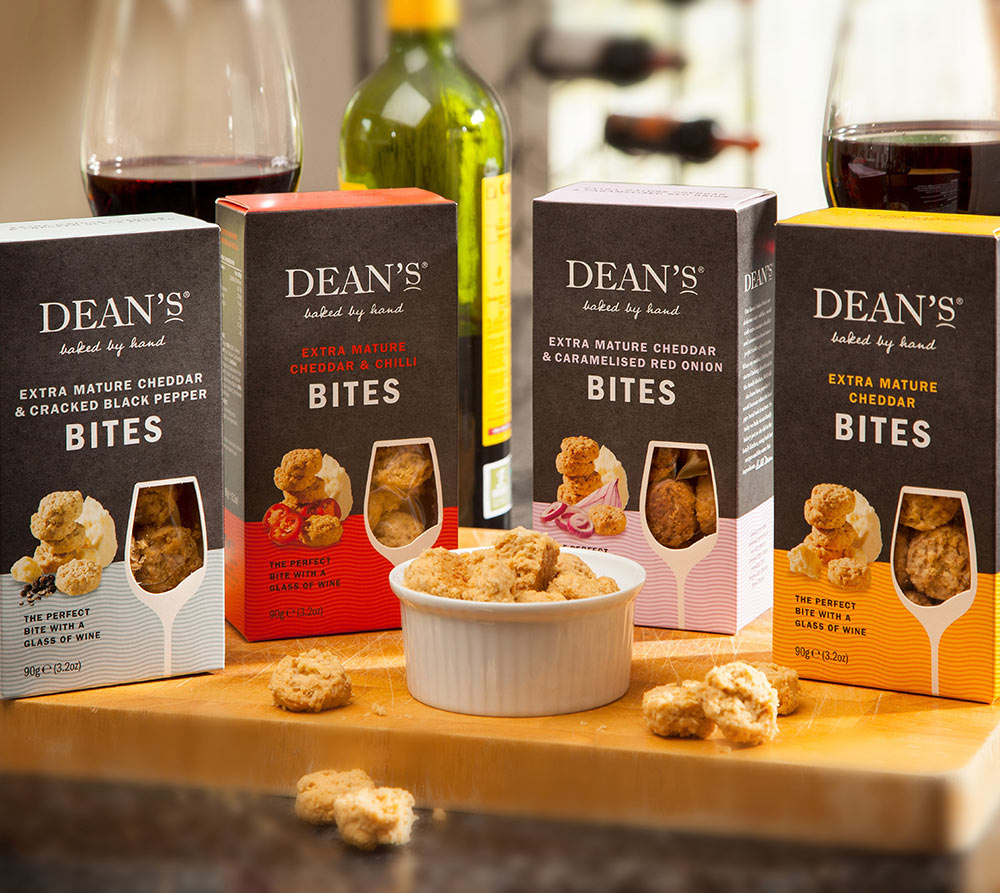 Extra Mature Cheddar & Chilli Bites von Dean's kaufen | würzig, käsig, pikant | Ideal als Canapés, Weinbegleitung, Snack | EU-weiter Versand