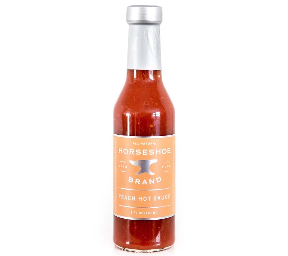 Peach Hot Sauce von Horseshoe Brand kaufen | Süß-saftige Pfirsich trifft feurige Serrano-Chilis | Ideal für vielfältige Gerichte