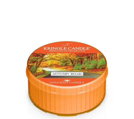 Kringle Daylight Autumn Road von Kringle Candle kaufen | Duft: Frisch, Maskulin, Süß, Kaffee, Muskat | Brenndauer: 12 Stunden