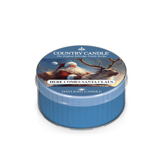 Here Comes Santa Claus von Country Candle | Frische eines verschneiten Tannenwaldes direkt für Ihr Sortiment | kühle, winterliche Optik