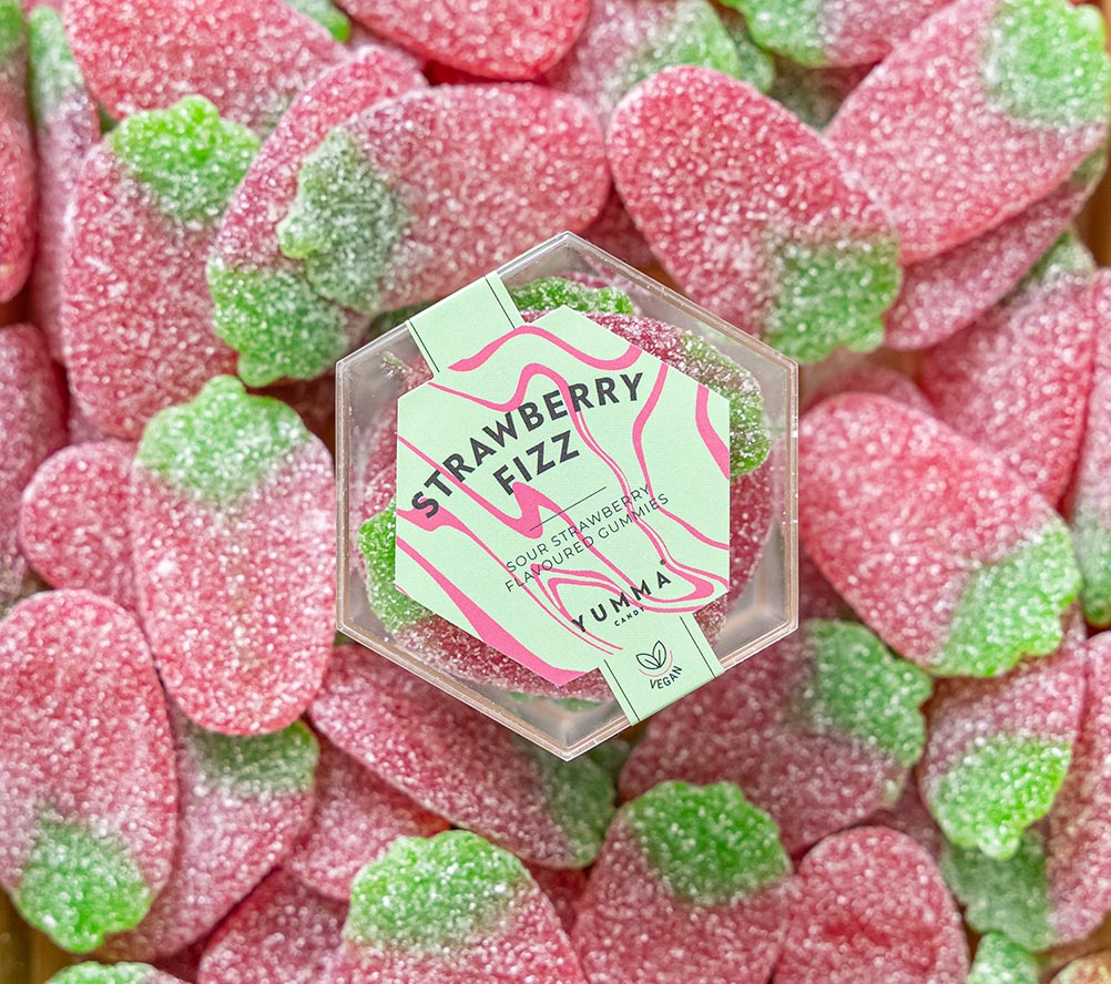 Strawberry Fizz Hexagon Box von Yumma Candy kaufen | spritzig, süß, vegan | Ideal als Nascherei, Snack, Geschenk | EU-weiter Versand