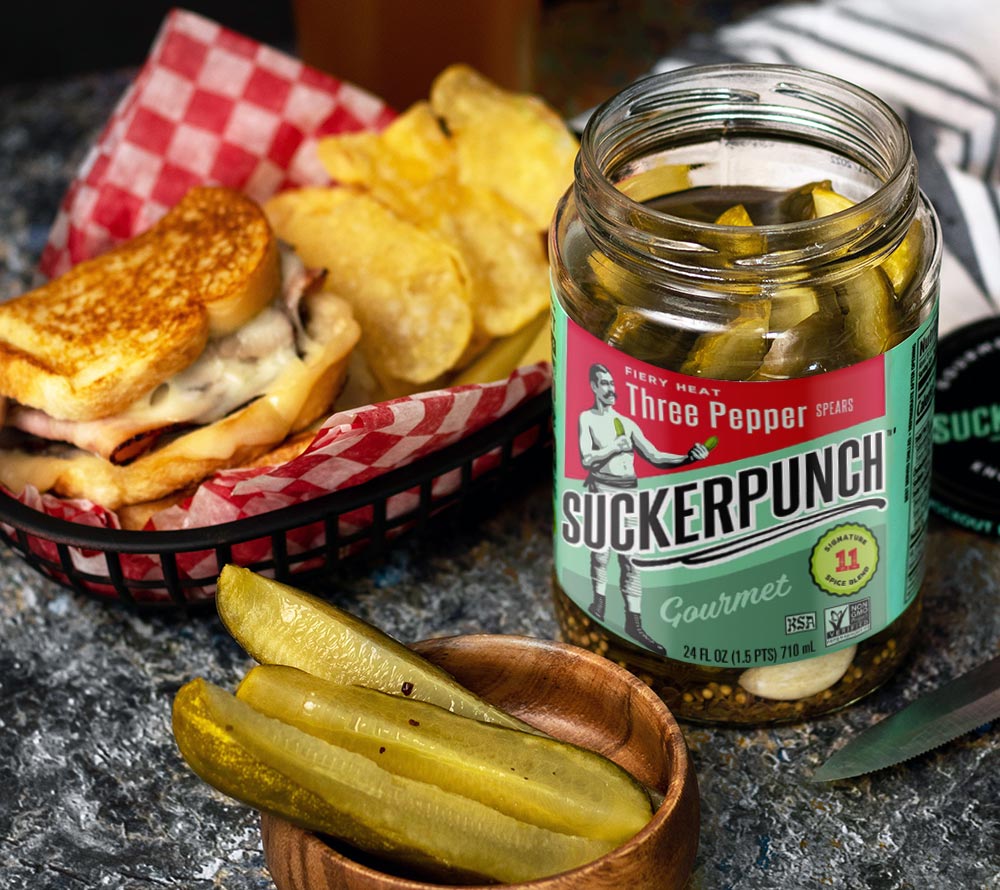 Three Pepper Pickle Spears Jar von SuckerPunch Gourmet kaufen | würzig, scharf, kräftig | Ideal für Snacks, Sandwiches und Käseplatten