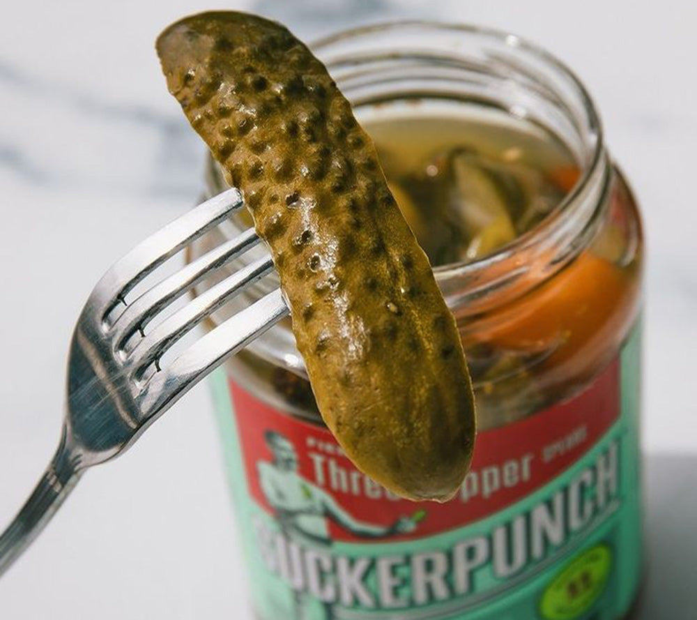 Three Pepper Pickle Spears Jar von SuckerPunch Gourmet kaufen | würzig, scharf, kräftig | Ideal für Snacks, Sandwiches und Käseplatten