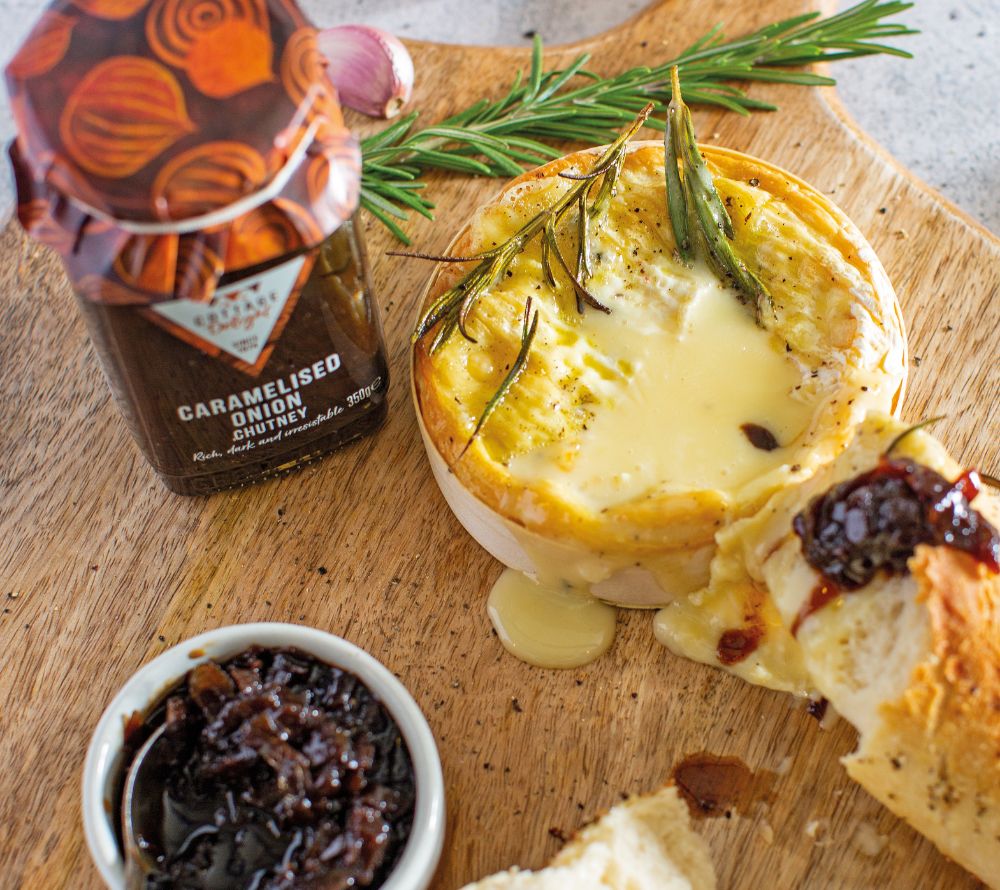 Karamellisierten Zwiebeln & Eichenfass-Balsamico im 105 g Glas | Zu Käse, Fleisch oder Brot | Auf frisch gebackenem Brot | Europaweiter Versand | Jetzt kaufen!