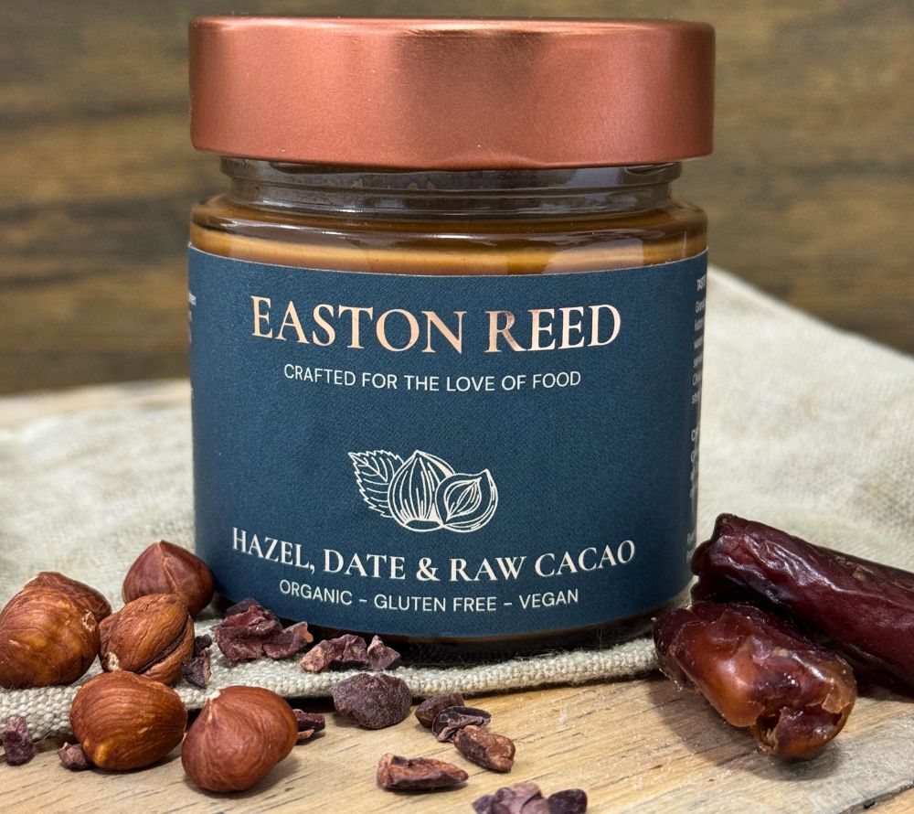 Easton Reed Hazel, Date & Raw Cacao – nussig, schokoladig & vegan. Bei Ryan's Specialties B2B online bestellen und natürlichen Gourmet-Genuss kaufen.
