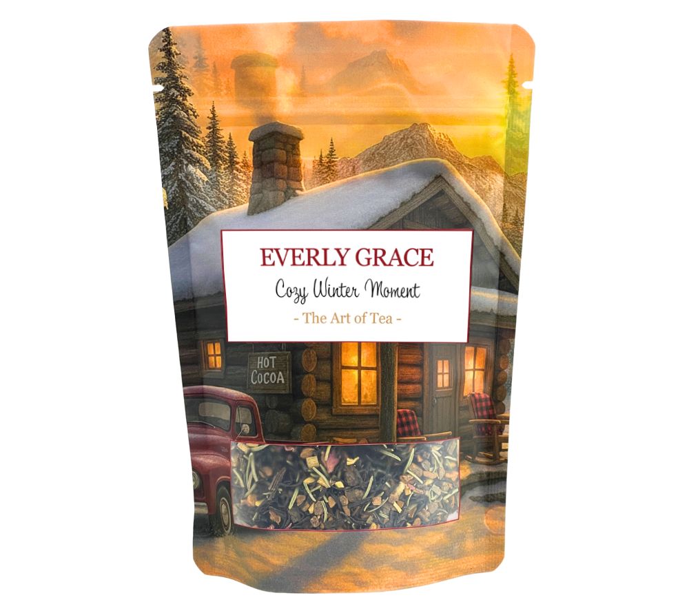 Everly Grace Cozy Winter Moments Tea – Bio-Schwarztee mit Zimt, Rosmarin & Rosenblüten. Perfekt für winterliche Genussmomente & gemütliche Stunden.