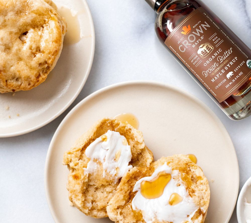 Bio-Ahornsirup mit Brown-Butter-Geschmack, Butterscotch & Pekannuss. Vielseitig, edel & natürlich für Frühstück, Desserts & Cocktails.