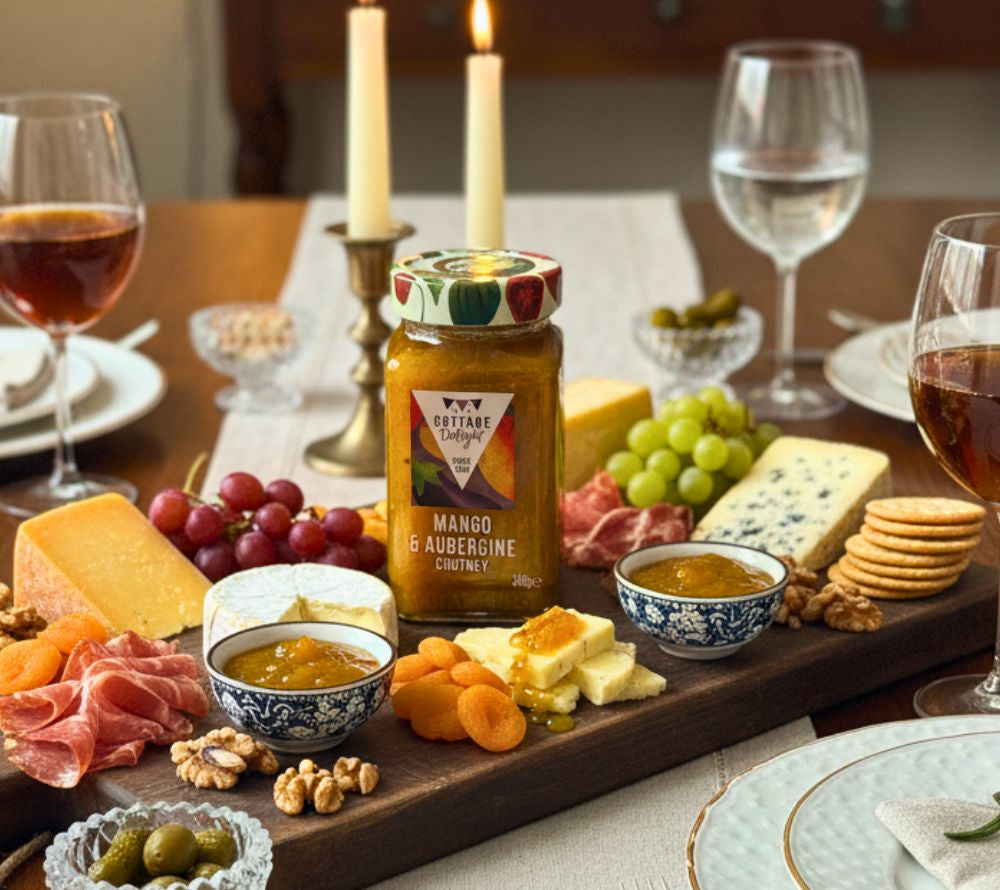 Fruchtig-würziges Mango & Aubergine Chutney von Cottage Delight. Ausgezeichnet mit Great Taste Award 2024. Vielseitig, glutenfrei und ideal für Feinkostsortimente.