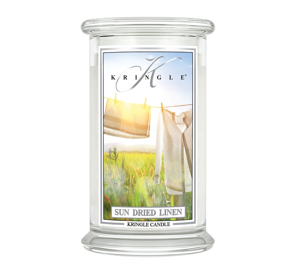 Sun Dried Linen Candle mit Apfelblüte, frischer Baumwolle und Zedernholz. Klar, luftig und modern – für eine gepflegte, helle Raumfrische.