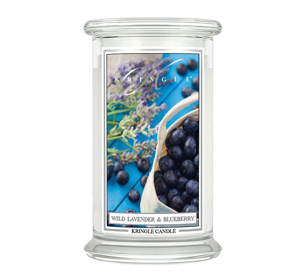 Wild Lavender & Blueberry Candle mit Heidelbeere, Lavendel und Vanille. Fruchtig-floral, beruhigend und warm – für eine ausgeglichene Atmosphäre.
