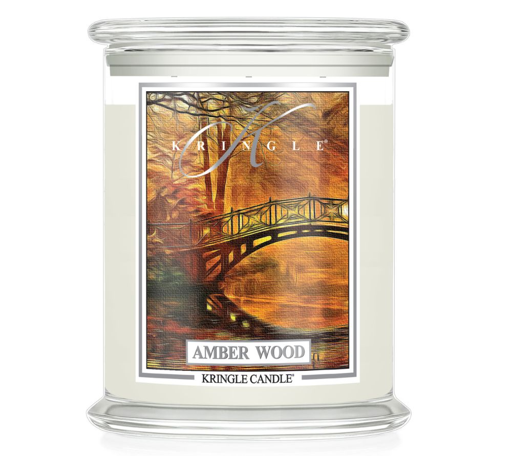Kringle Candle Amber Wood Duftkerze 3-Docht als Freisteller auf weißem Hintergrund