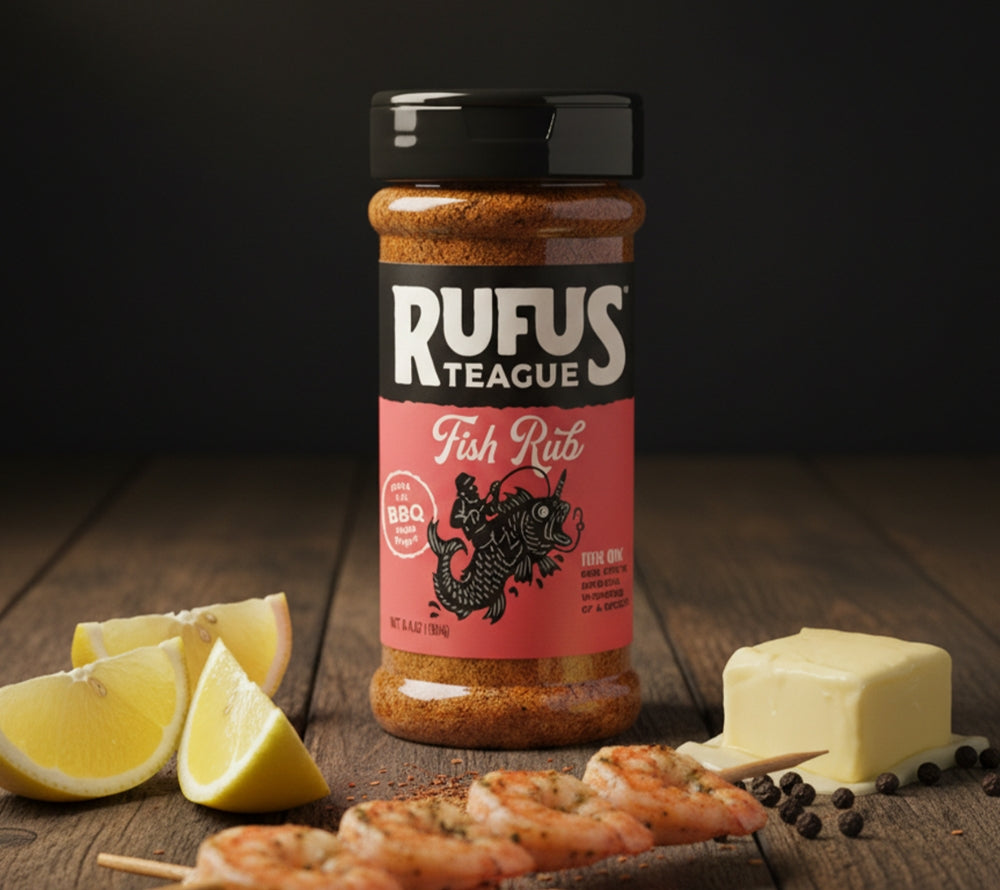 Fish Rub von Rufus Teague mit geviertelten Zitronen, Garnelen am Spieß und Butter