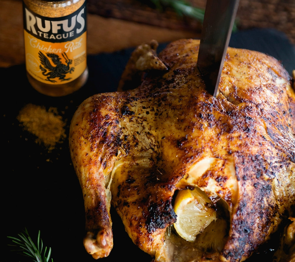 Chicken Rub Trockengewürz mit einem gebratenem Hähnchen, welches gewürzt ist