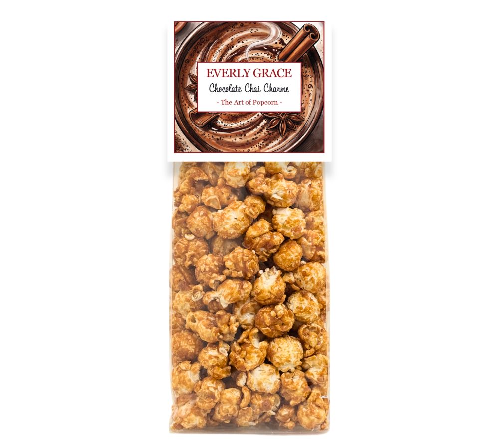 Chocolate Chai Charme von Everly Grace 100g-Tüte als Freisteller auf weißem Hintergrund
