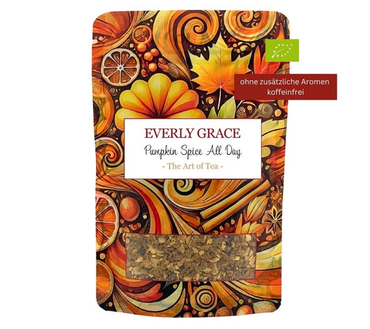 Koffeinfreier Pumpkin Spice Tee mit Kürbis, Zimt, Muskat & Ingwer. Wohlig-warm, vielseitig und ideal für gemütliche Herbstmomente – all day long.