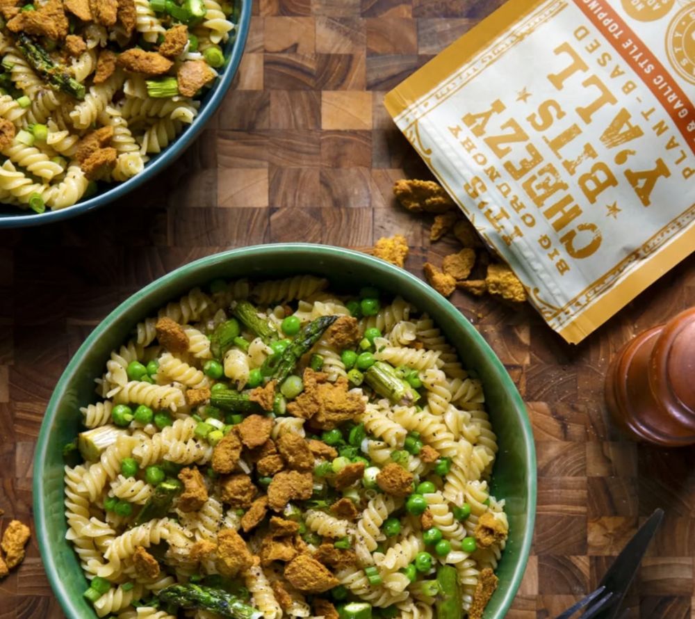 Cheese & Garlic Style Cheezy Snacks – vegan, glutenfrei & mit 33 g Protein. Intensiver Cheezy-Knoblauchgeschmack, perfekt als Snack oder Topping.