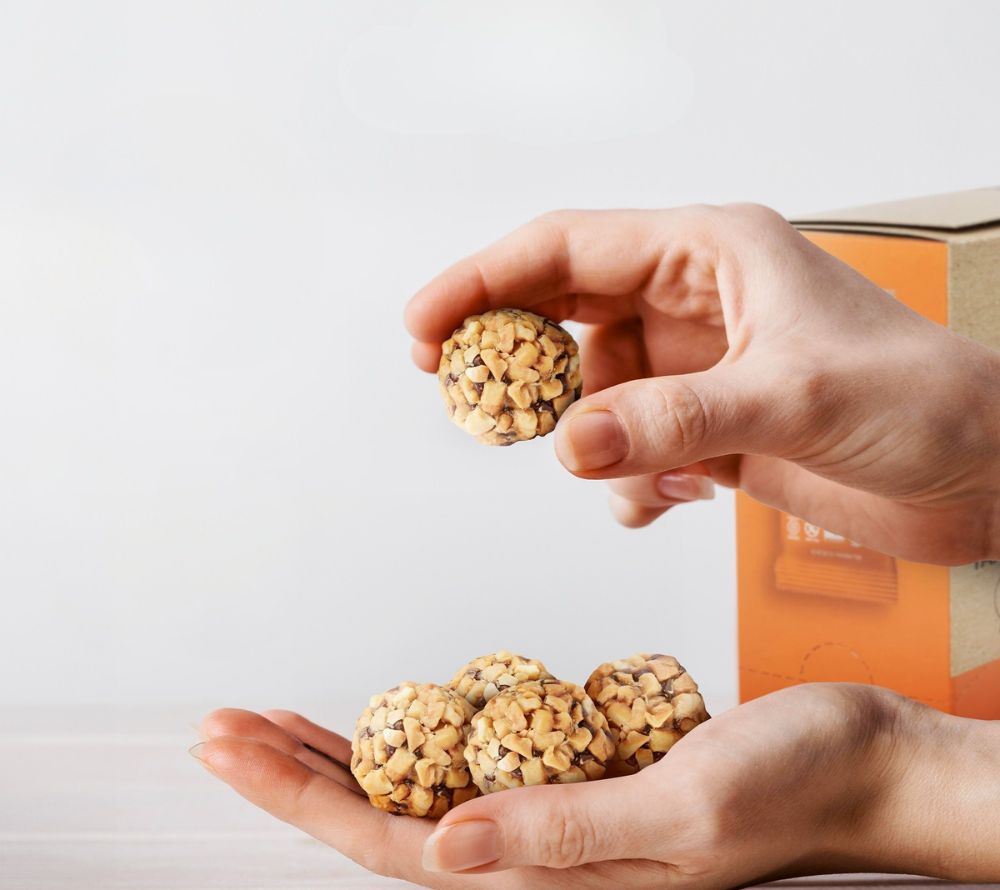 Dark Chocolate Peanut Butter Bites – vegan, glutenfrei & proteinreich. Genussvoller Snack für bewusste Kund:innen & starke Impulsverkäufe.