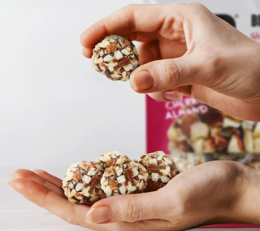 Chocolate Cherry Almond Bites – vegan, glutenfrei & proteinreich. Mit Kirschen, Mandeln & Schokolade – perfekter Snack für bewusste Genießer:innen.