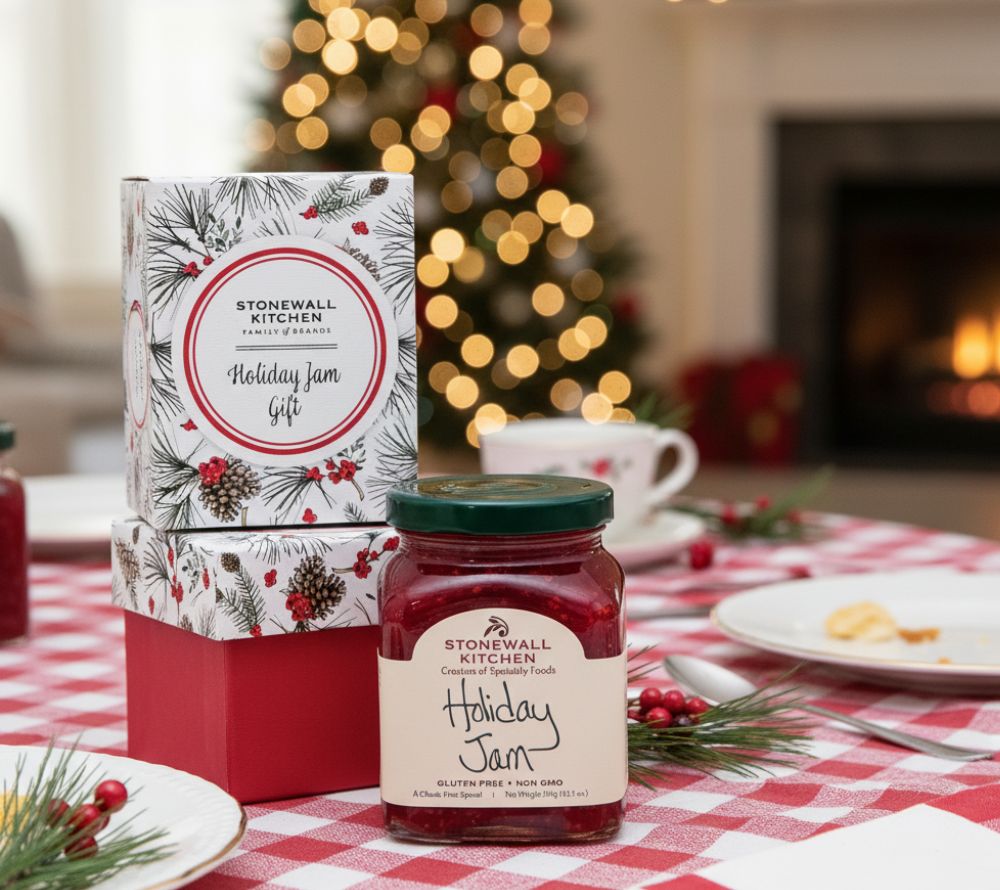Stonewall Kitchen Holiday Jam Geschenkbox – festlicher Fruchtaufstrich mit Orangenlikör. Jetzt im Weihnachtssortiment bei Ryan’s Specialties B2B bestellen!