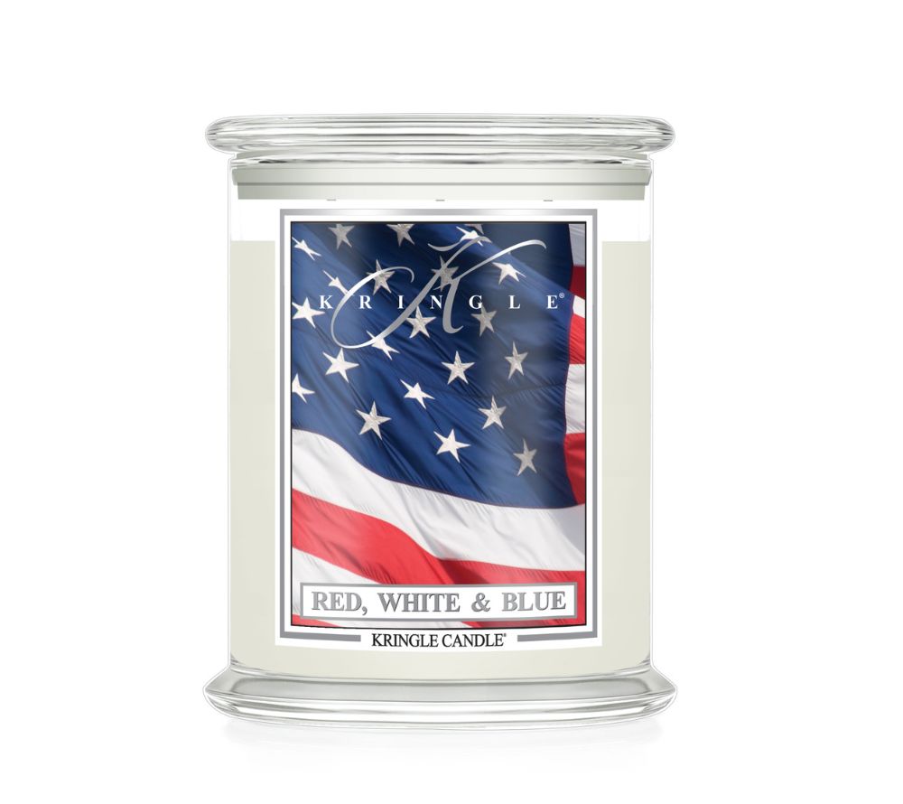 Red White & Blue Duftkerze von Kringle Candle: Frischer Raumduft mit Pomelo, Waldkiefer, Rose & Sandelholz. Hochwertige Duftkerze für stilvolle Wohlfühlmomente.