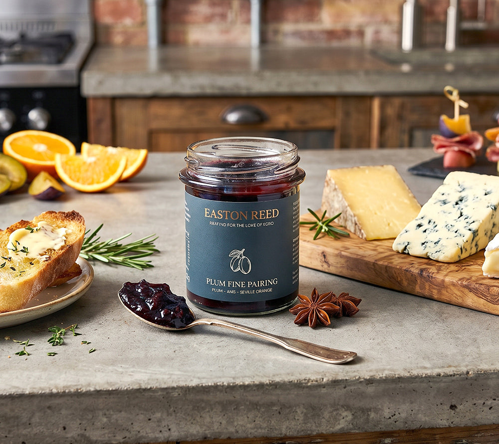 Pflaumen-Chutney mit feinem Anis und Orange im 230 g-Glas. Fruchtig-würzig und ideal zu Käse, Schweinefilet, Bowls und Sandwiches. Jetzt entdecken!