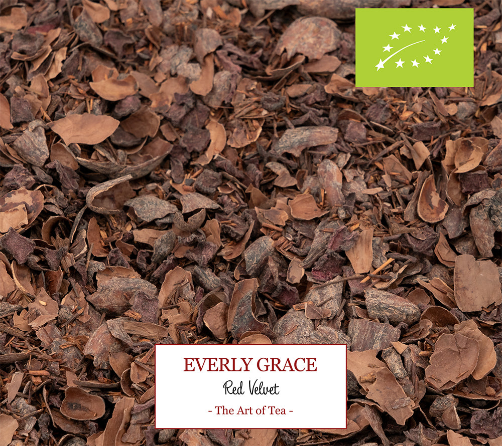 Everly Grace Red Velvet Tea – lose Bio-Tee-Komposition mit feinen Kakaonoten, warmen Gewürzen und dezenter Süße, inspiriert von klassischer amerikanischer Genusskultur, stilvoll für das B2B-Sortiment präsentiert.