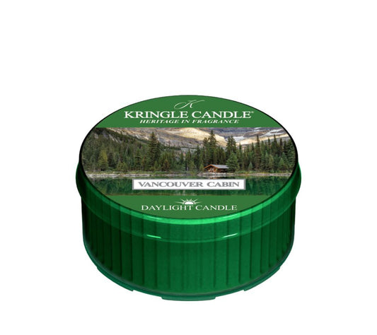 Kringle Candle Daylight – Vancouver Cabin kaufen | Duft: Bergamotte, Wald, Zedernholz, Amber, Balsam, erdige Nuancen | Brenndauer: 12 Stunden | Jetzt bestellen!
