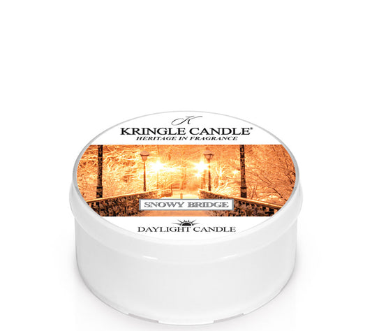 Kringle Daylight Snowy Bridge von Kringle Candle kaufen | Duft: Frisch, tannig, winterlich, erfrischend, natur | Brenndauer: 12 Stunden
