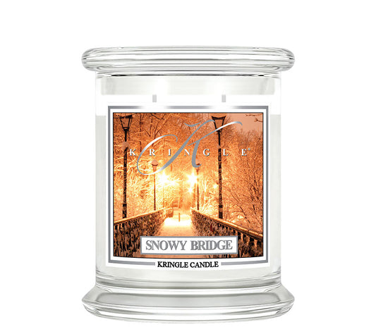 Kringle Jar Medium Snowy Bridge von Kringle Candle kaufen | Duft: Frisch, tannig, winterlich, erfrischend, natur | Brenndauer: 75 Stunden 