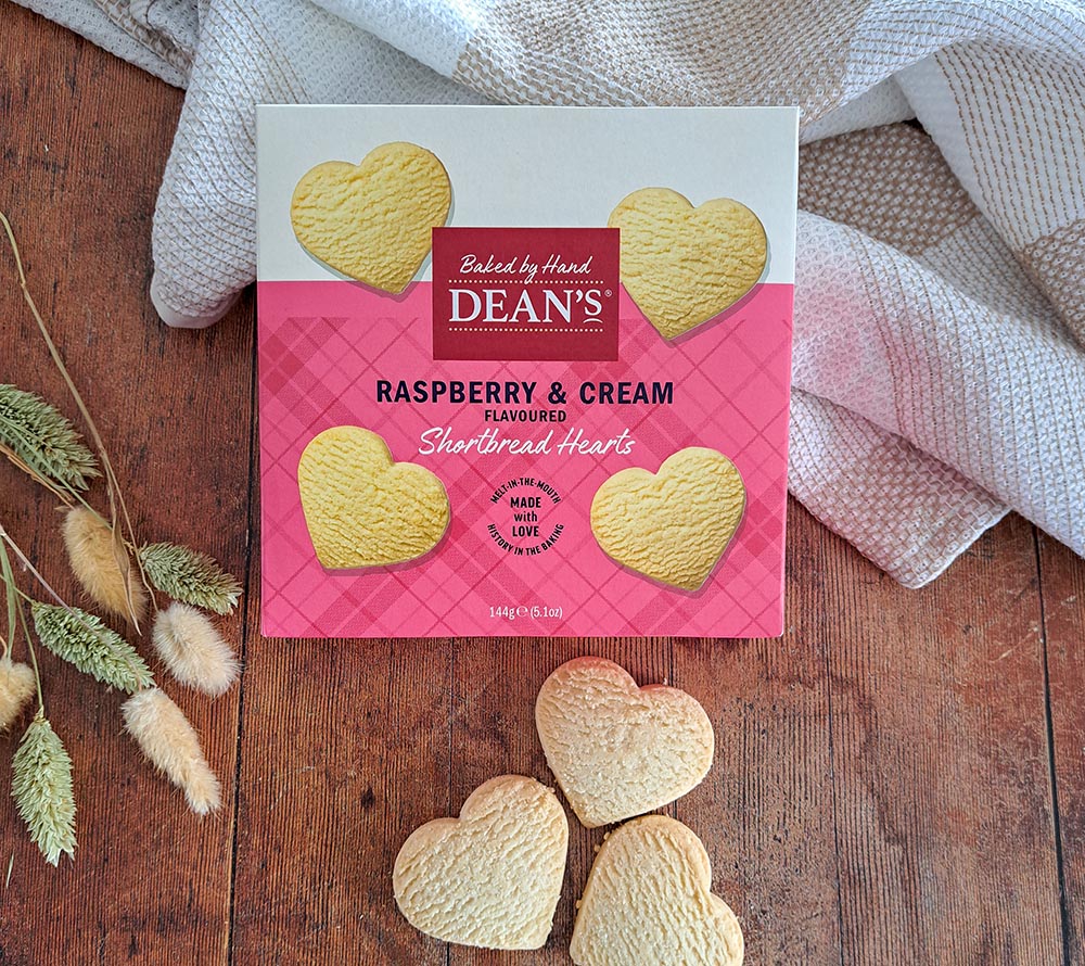 Raspberry & Cream Shortbread Hearts von Deans kaufen | fruchtig-süße Shortbread-Kekse aus Schottland | Ideales Geschenk oder zum selbst genießen | EU-weiter Versand