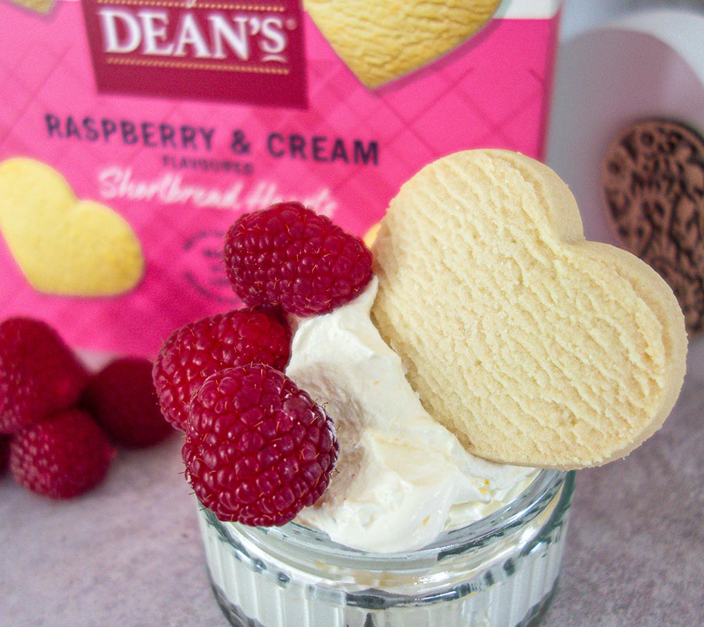 Raspberry & Cream Shortbread Hearts von Deans kaufen | fruchtig-süße Shortbread-Kekse aus Schottland | Ideales Geschenk oder zum selbst genießen | EU-weiter Versand