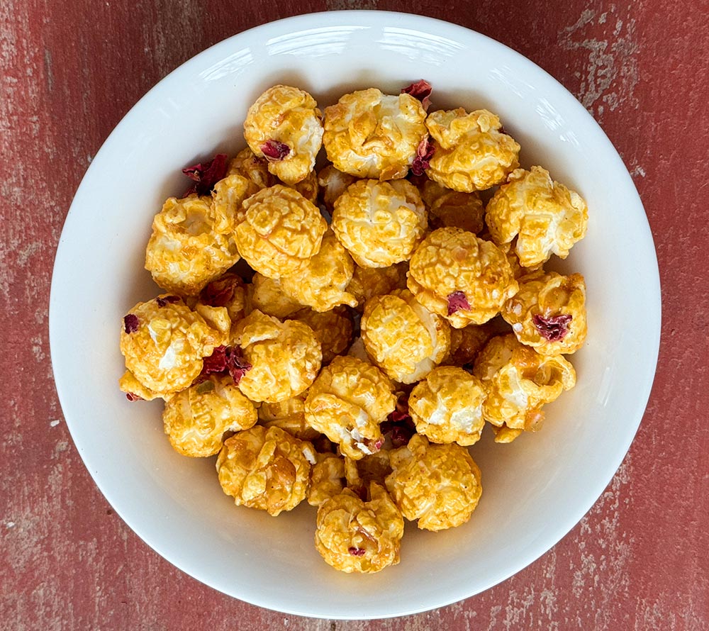 Everly Grace Popcorn Love Story Cup 60 g von Ryan's Specialties kaufen | Süß, Vanille und Mandeln | Perfekt für Filmabende und als Geschenk | EU-weiter Versand