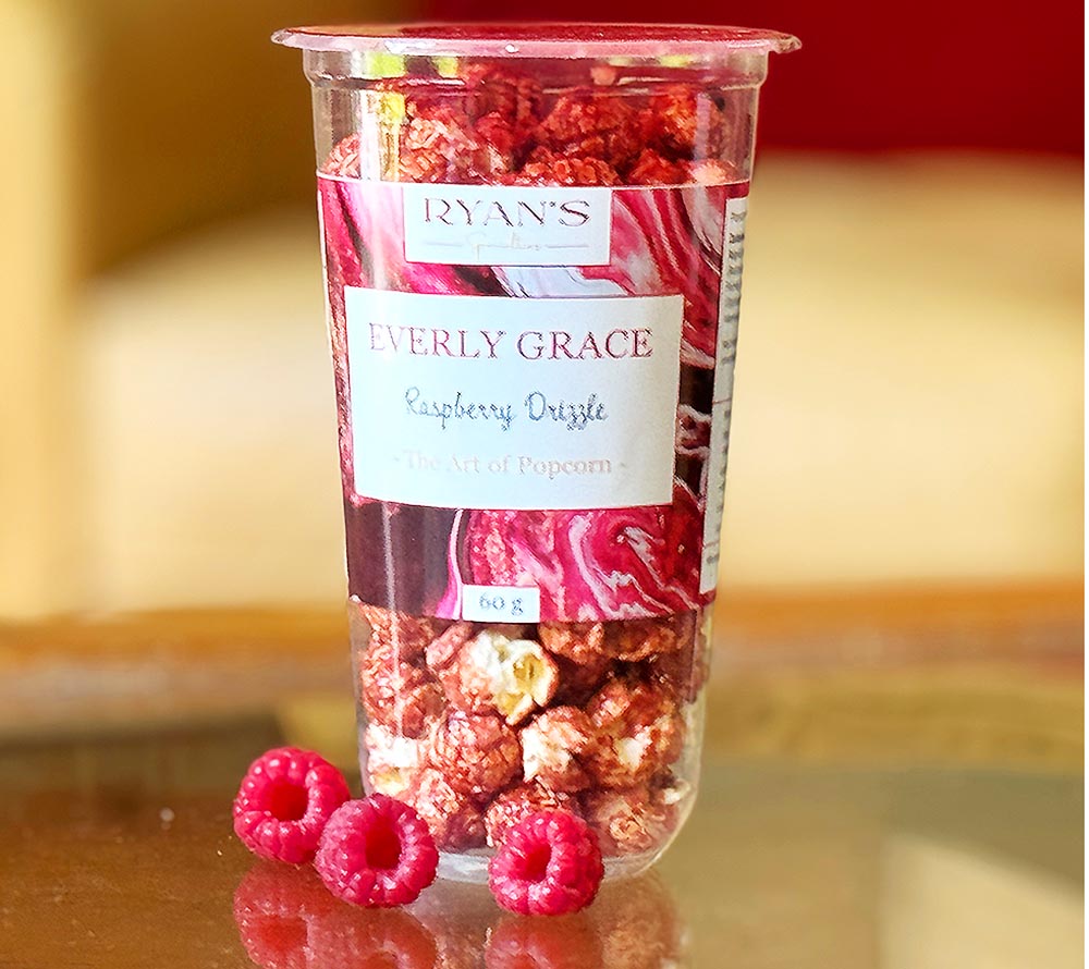 Popcorn Raspberry Drizzle von Everly Grace kaufen | fruchtig-krosses Popcorn im praktischen Becher | Ideal für Veranstaltungen | EU-weiter Versand