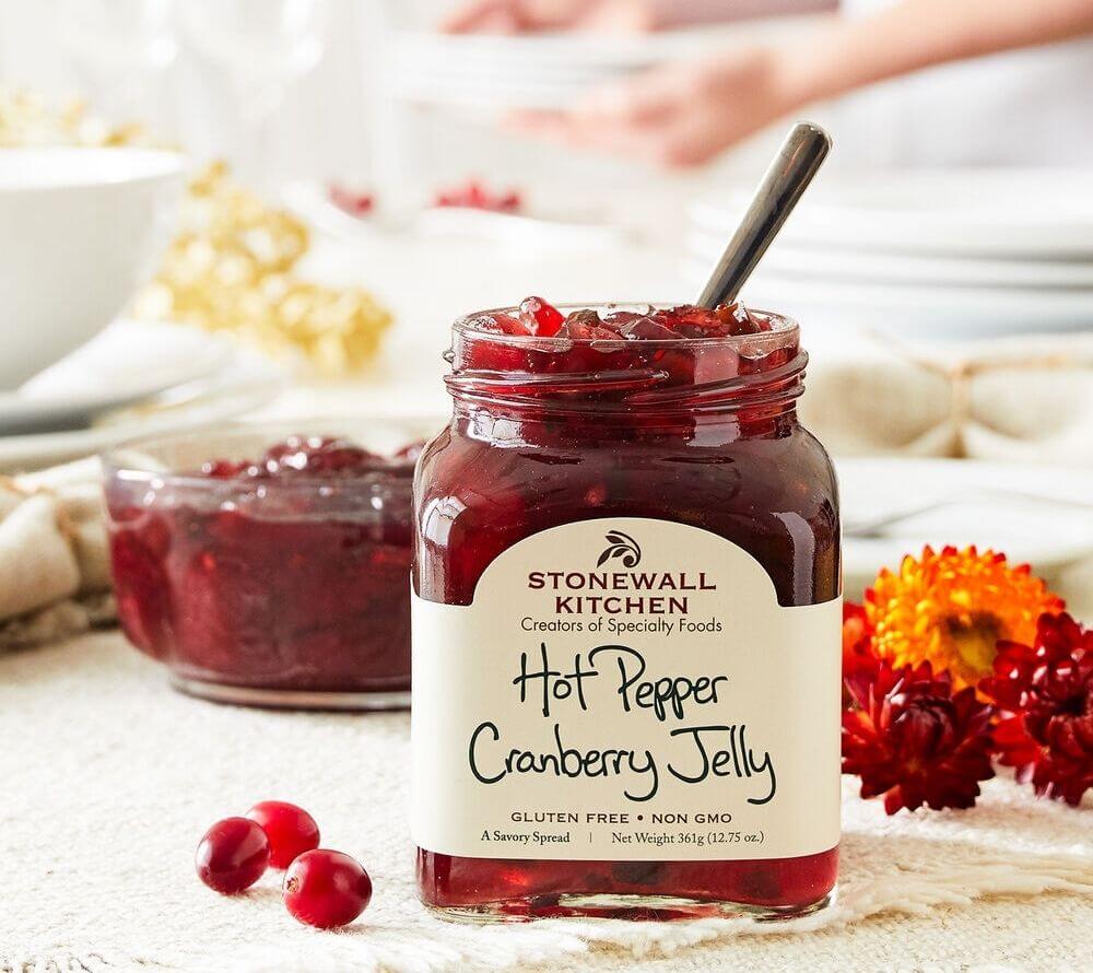 Hot Pepper Cranberry Jelly von Stonewall Kitchen kaufen | Fruchtig-süß mit einem pikanten Kick | Ideal zu Geflügel, Käseplatten und Sandwiches 