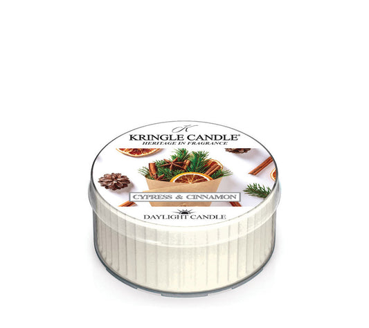 Cypress & Cinnamon von Kringle Candle kaufen | Frische von Zypresse und Orange | harmonische Tiefe durch Zimt | beruhigende Akzente