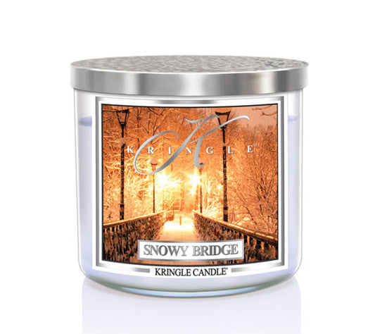 14.5oz Soy Jar Snowy Bridge von Kringle Candle kaufen | Duft: Frisch, tannig, winterlich, erfrischend, natur | Brenndauer: 45 Stunden